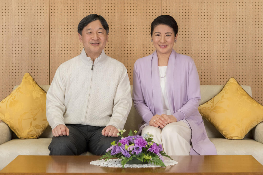 Naruhito posa seduto accanto alla moglie Masako