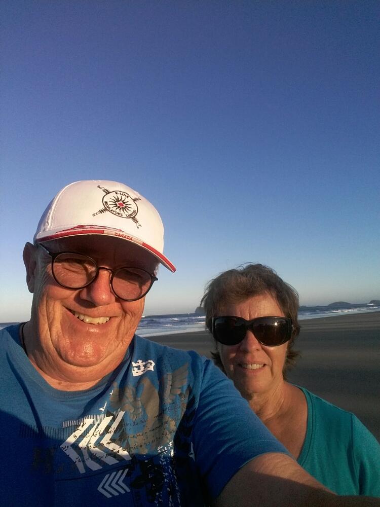 Mann und Frau an einem Strand