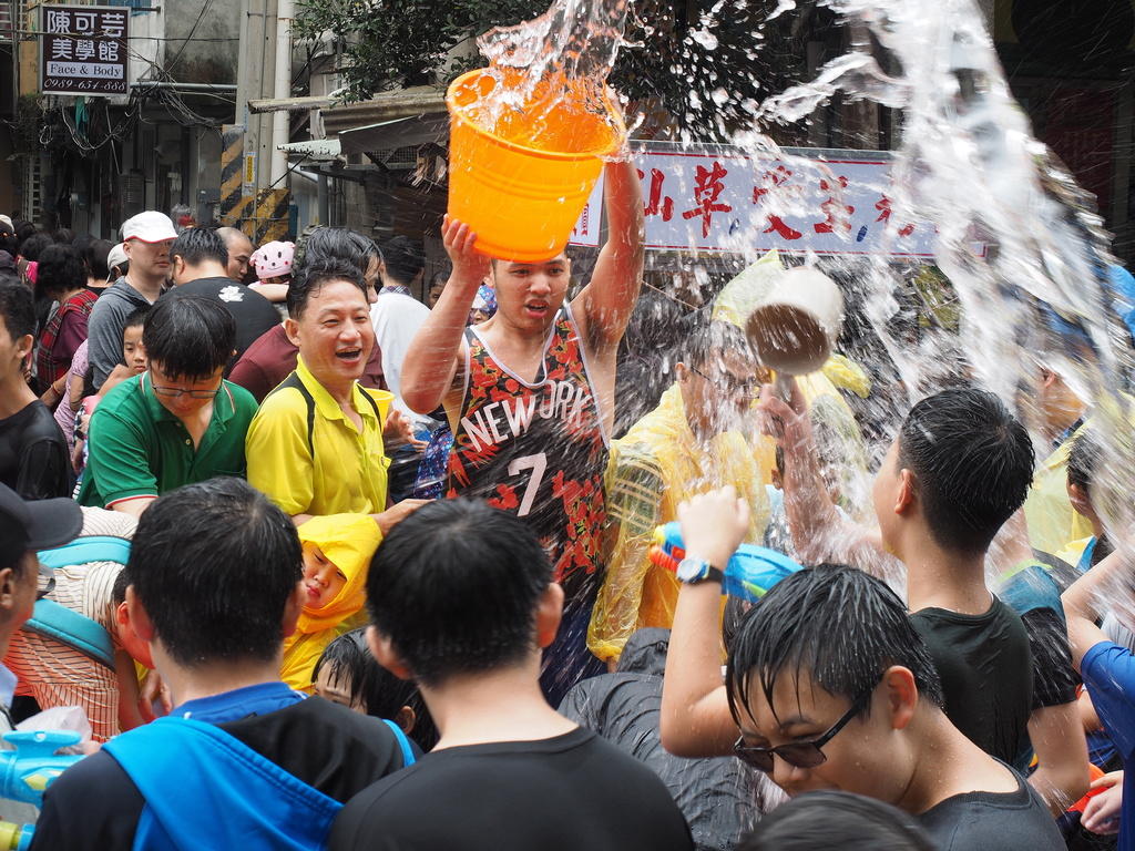 参加台湾泼水节的人们。