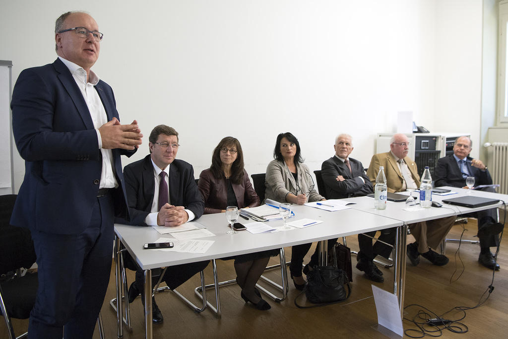 Initiative committee presenting their proposal to the media