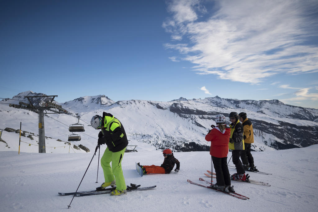 Skifahrer stehen auf einer Skipiste