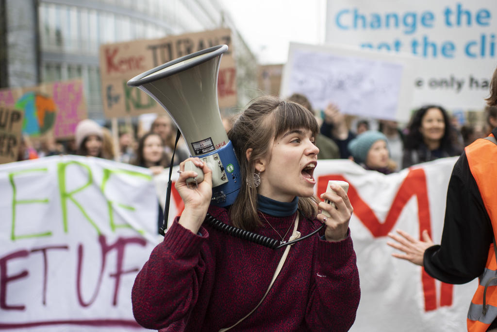 Una manifestante a Zurigo alla marcia in favore del clima