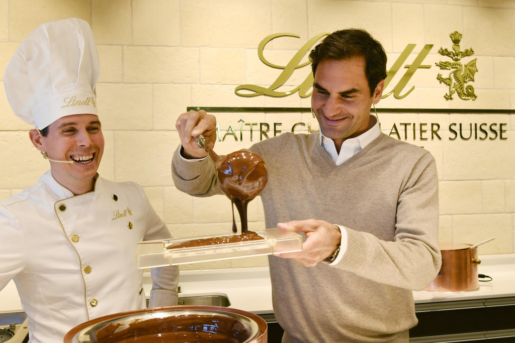 Federer con un pasticcere della Lindt