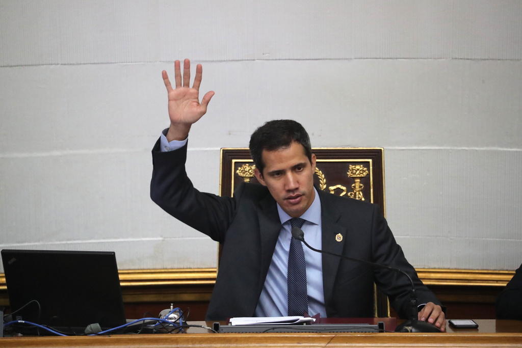 juan guaido con una mano alzata