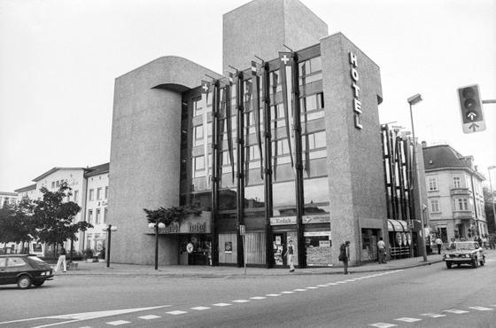 черно-белый снимок, здание отеля