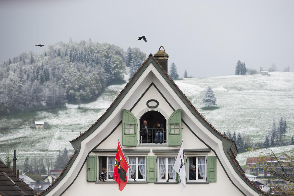 Haus mit zwei Flaggen an zwei Fenstern