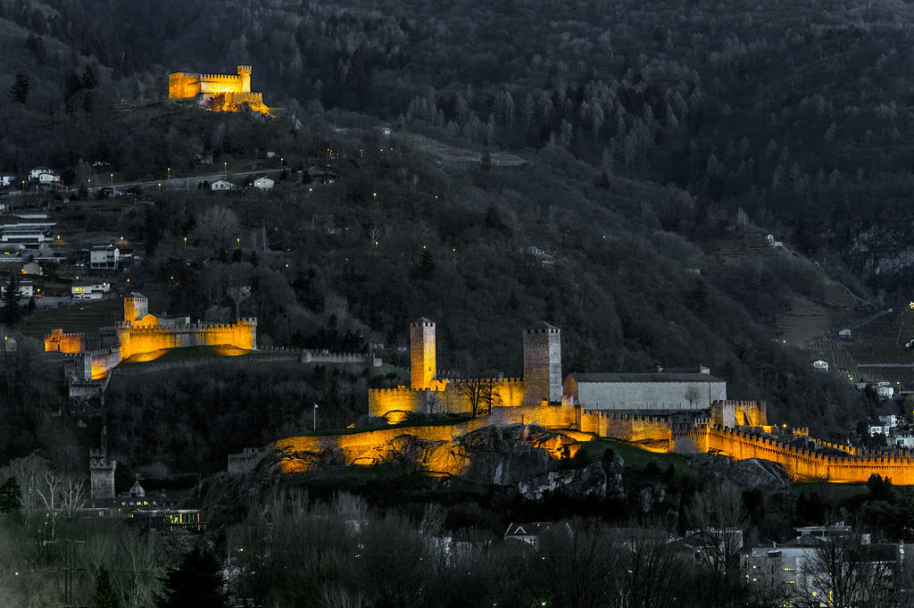 I tre castelli di Bellinzona illuminati di sera