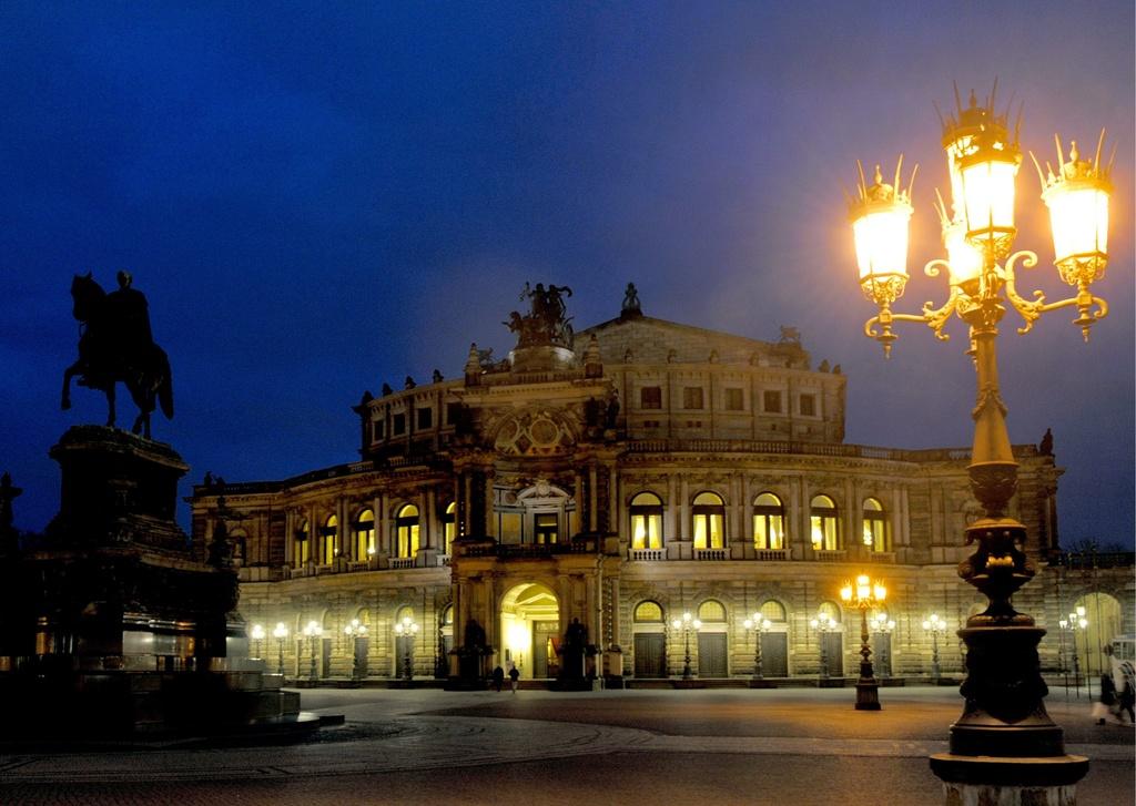 Semperoper in Dresden bei Nacht