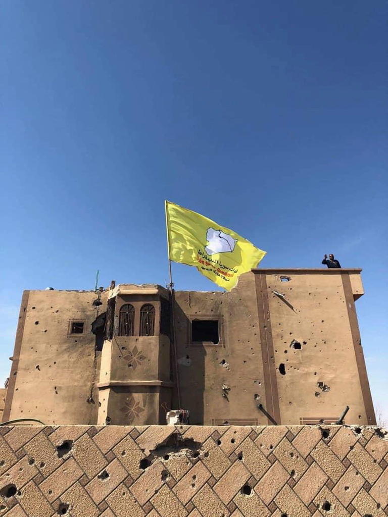 Bandera amarilla ondea sobre una fortaleza