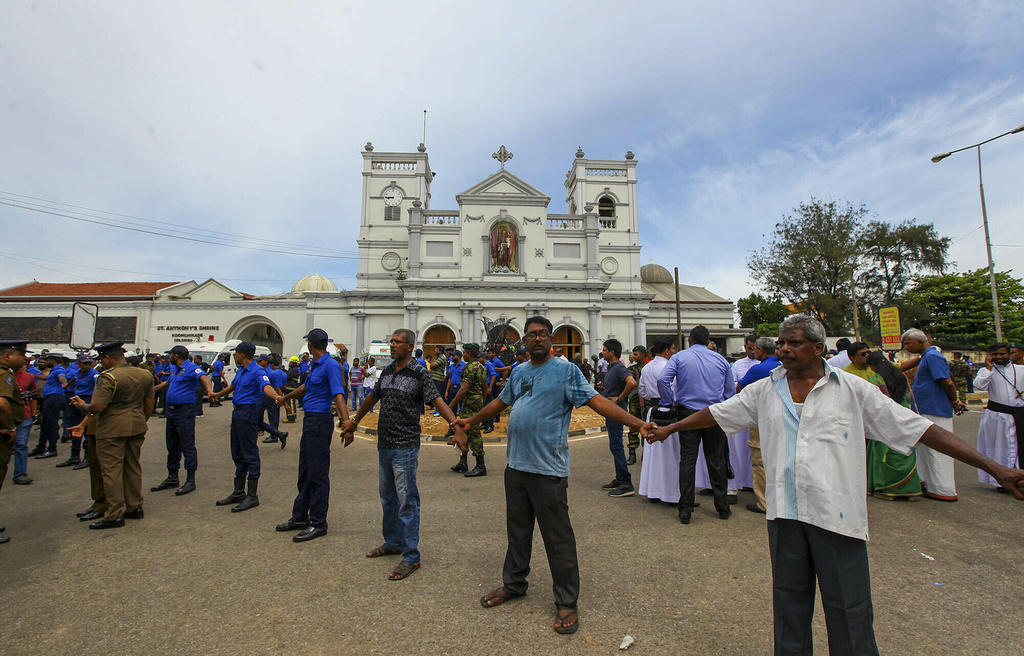 Cadena humana alrededor de una iglesia