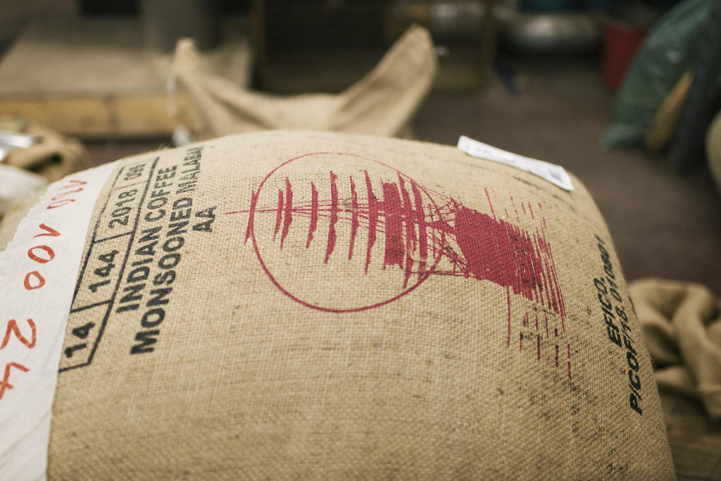 Primo piano di un sacco di caffé, si distingue la provenienza (India)