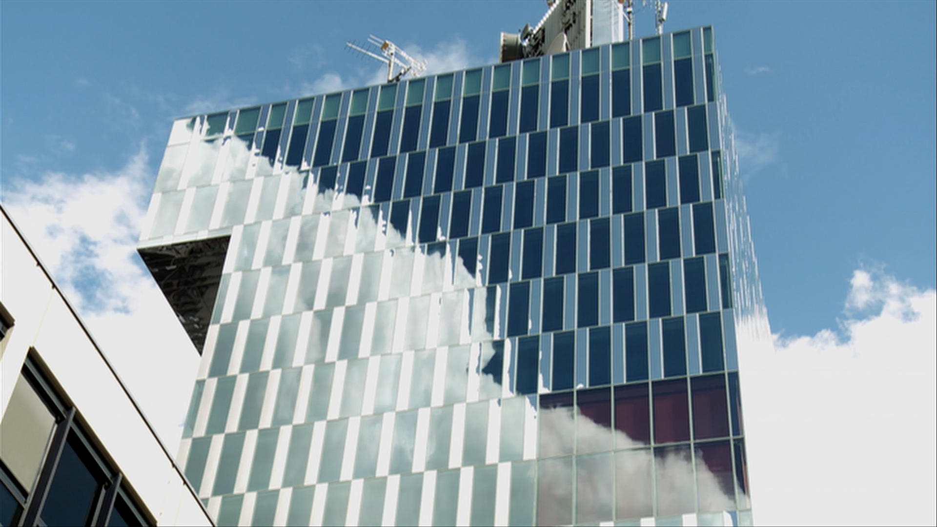 雲がファサードに映るRTS社屋　　