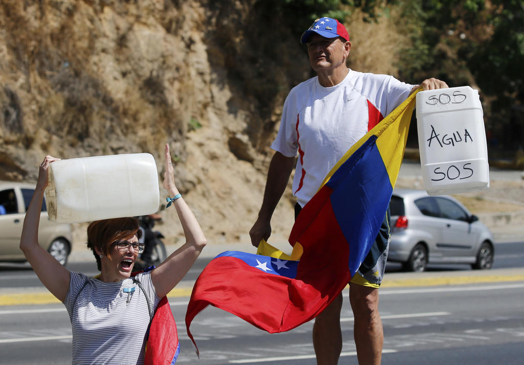 Dos personas con bidones vacíos y la leyenda SOS agua