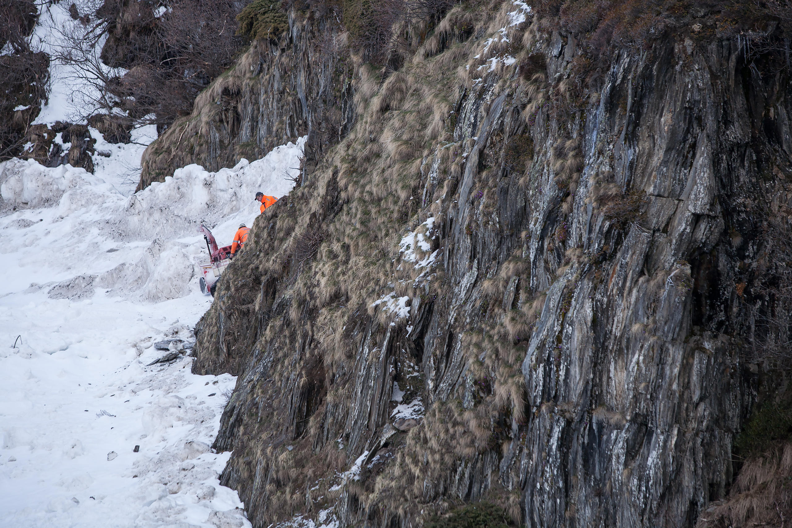 Une paroi en pierre et un couloir de neige dans la montagne