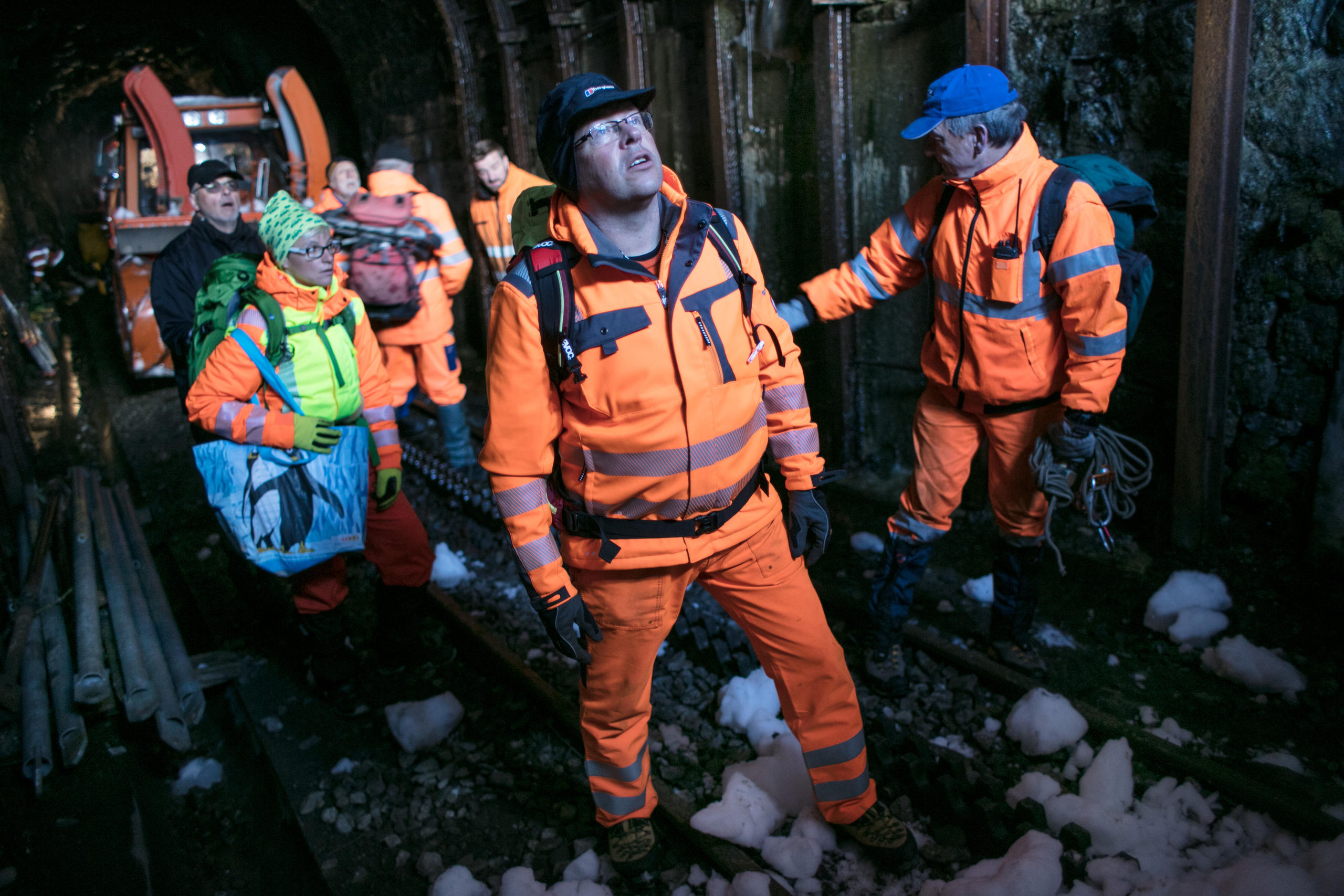 Un groupe de personnes dans un tunnel