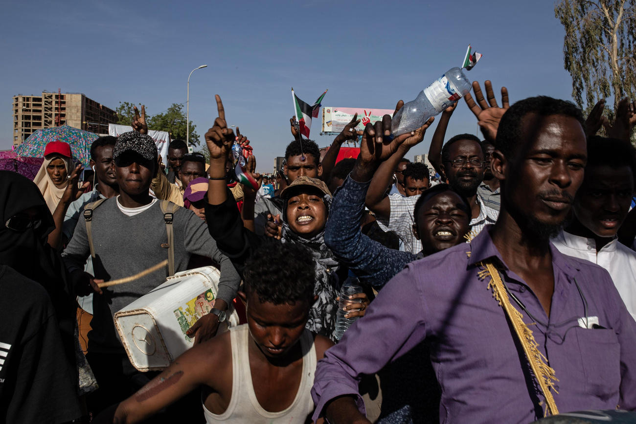 سودانيون يتظاهرون في شوارع الخرطوم