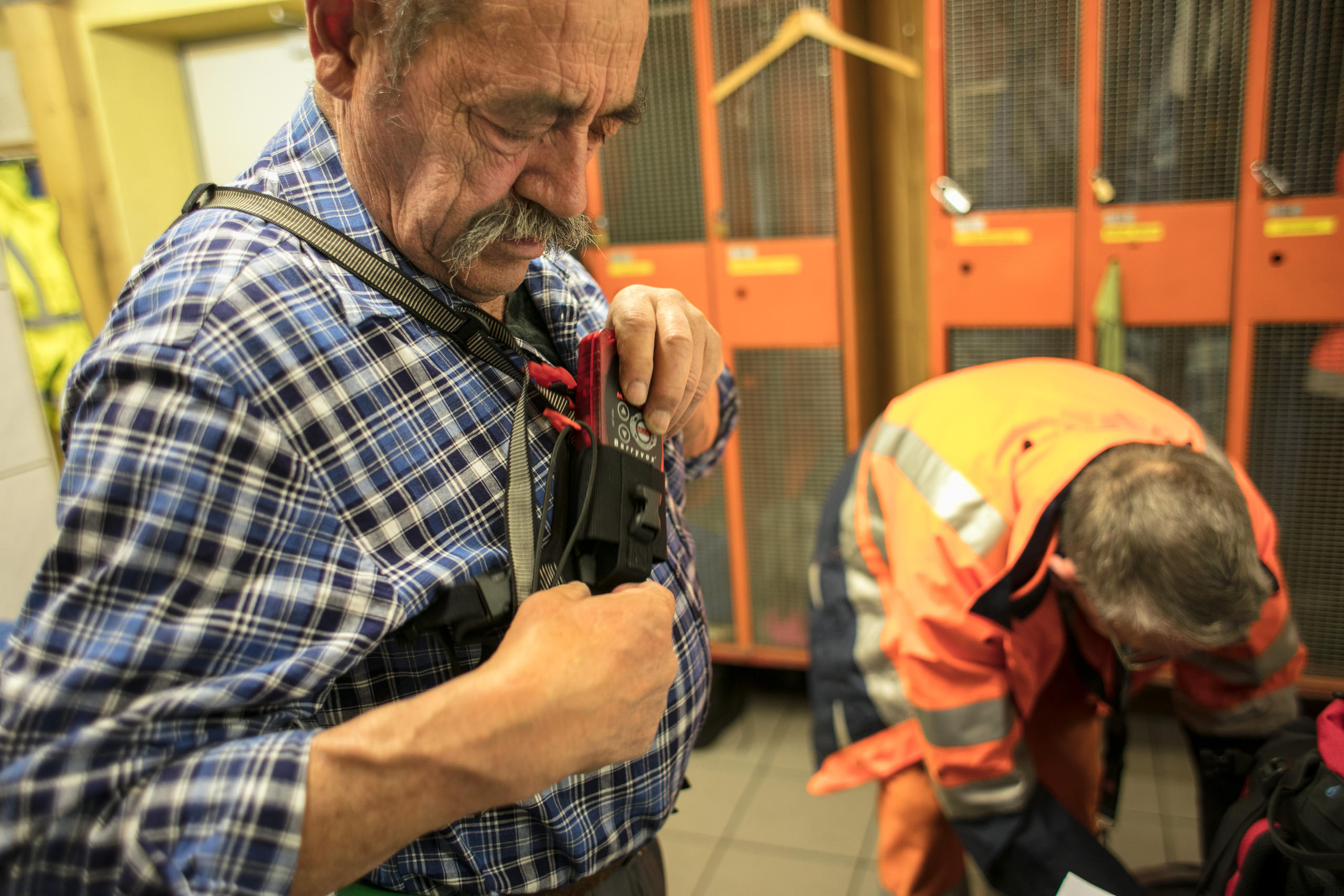 Un hombre se pone un detector de avalanchas en el pecho