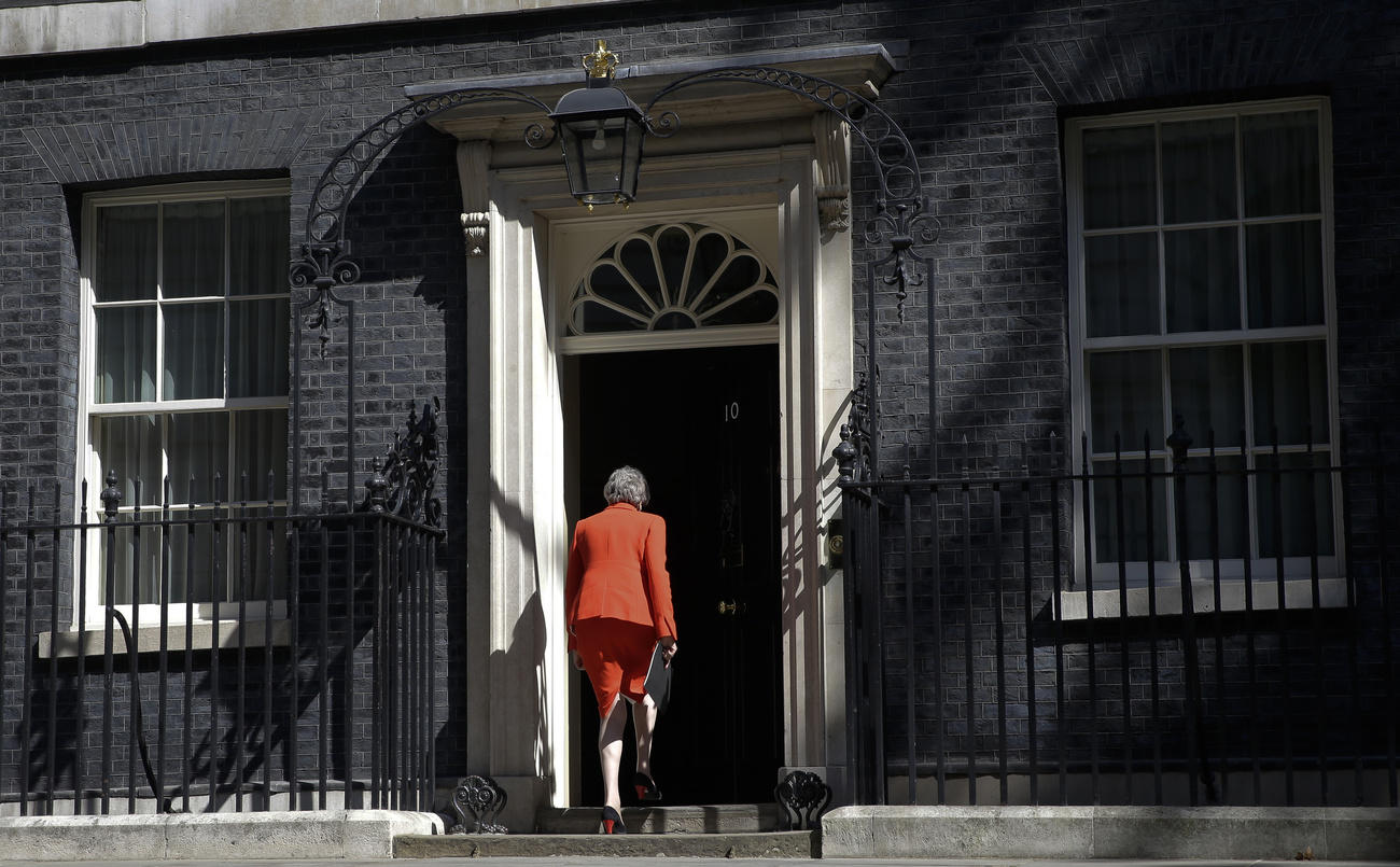 May, di spalle, si allontana