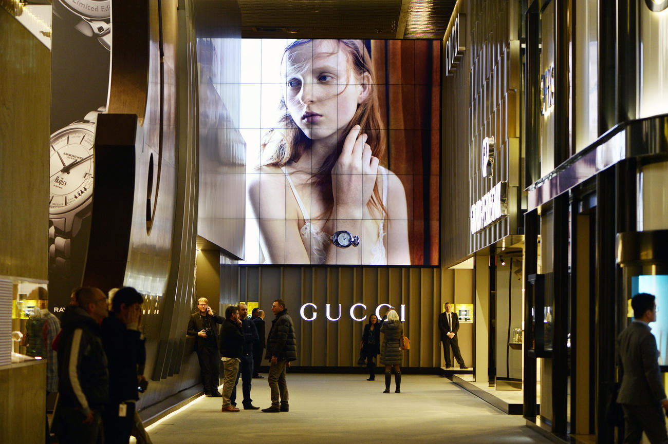 Lo spazio espositivo di Gucci durante la Baselworld 2016: su un mega schermo una giovane modella