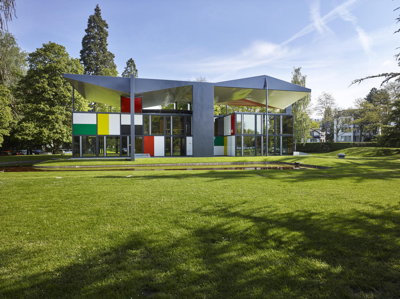 Il Pavillon di le Corbusier in tutto il suo splendore ripreso in una giornata di sole