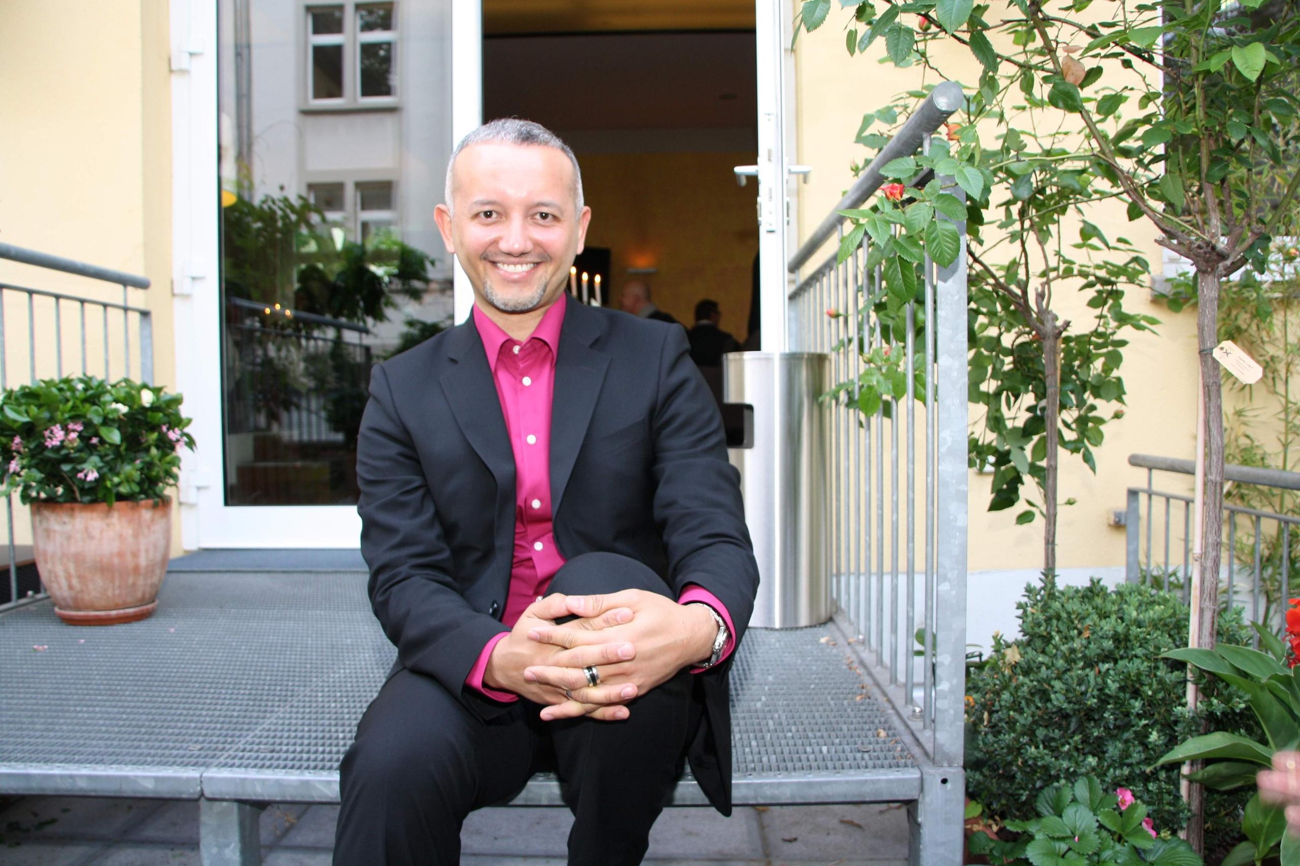 Homem olhando para a câmera