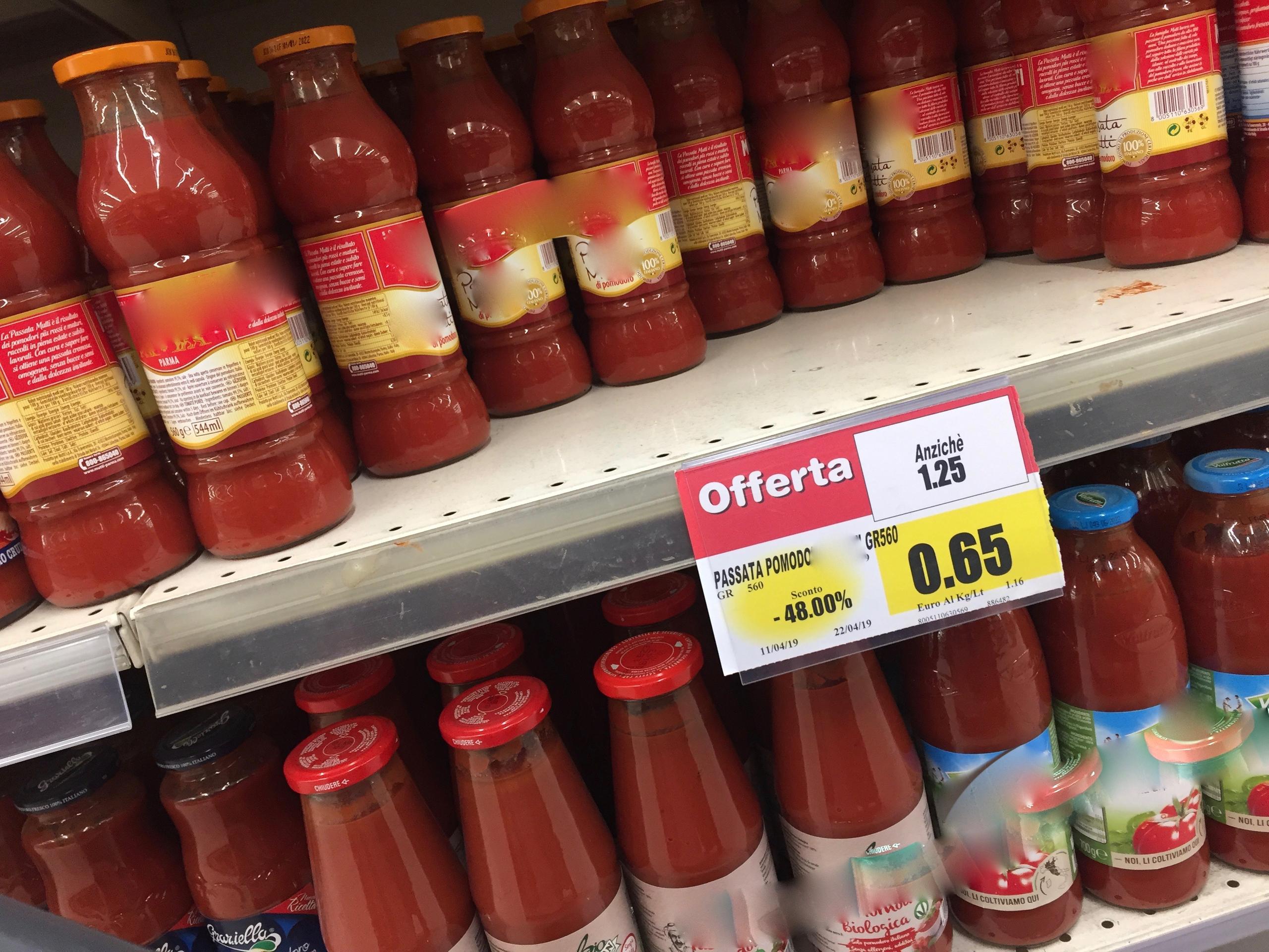 Scaffali, passata di pomodoro a metà prezzo.