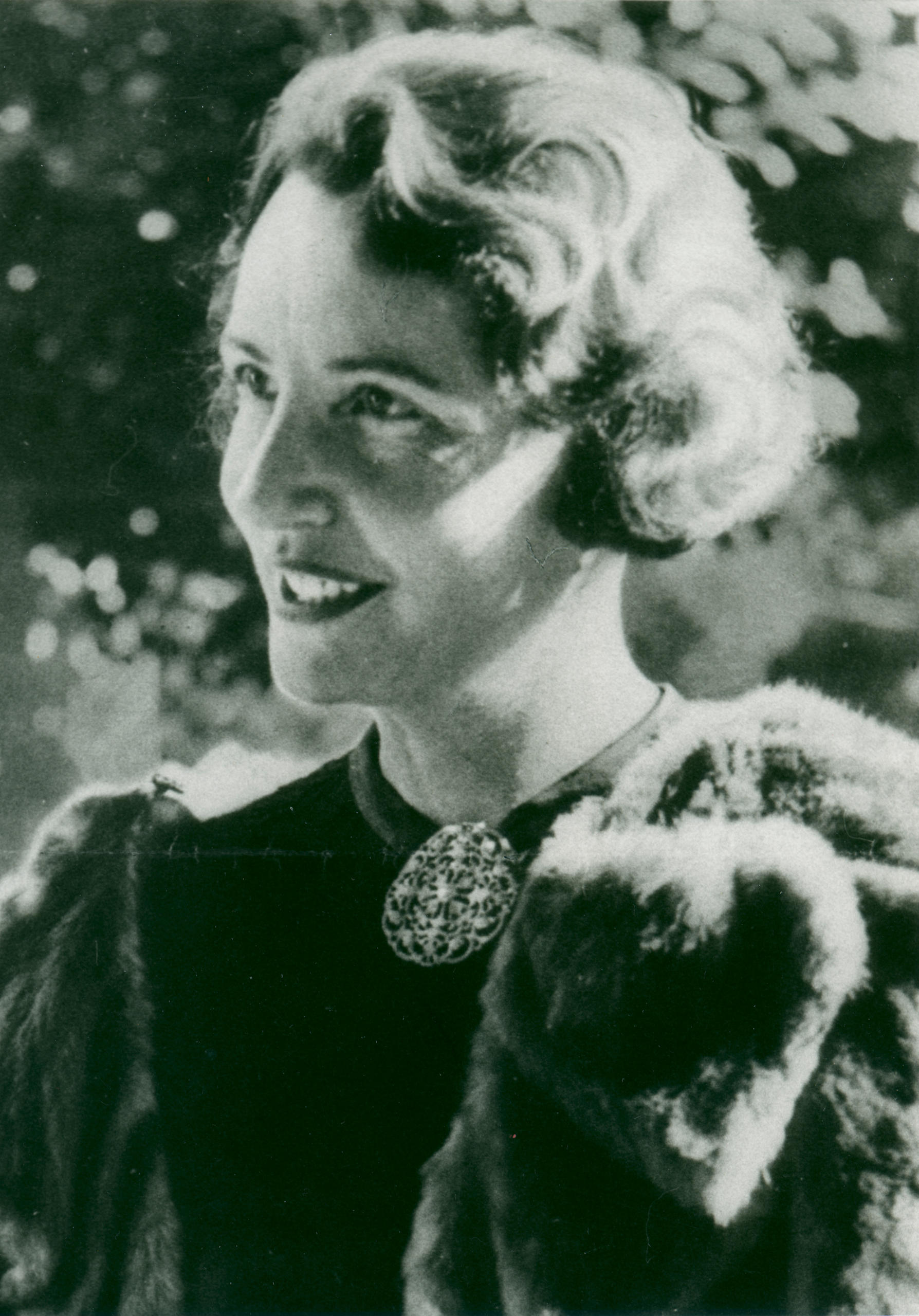 Retrato en blanco y negro de una mujer en los años 1930