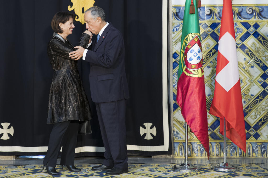 Presidente português beija a mão da conselheira federal Doris Leuthard