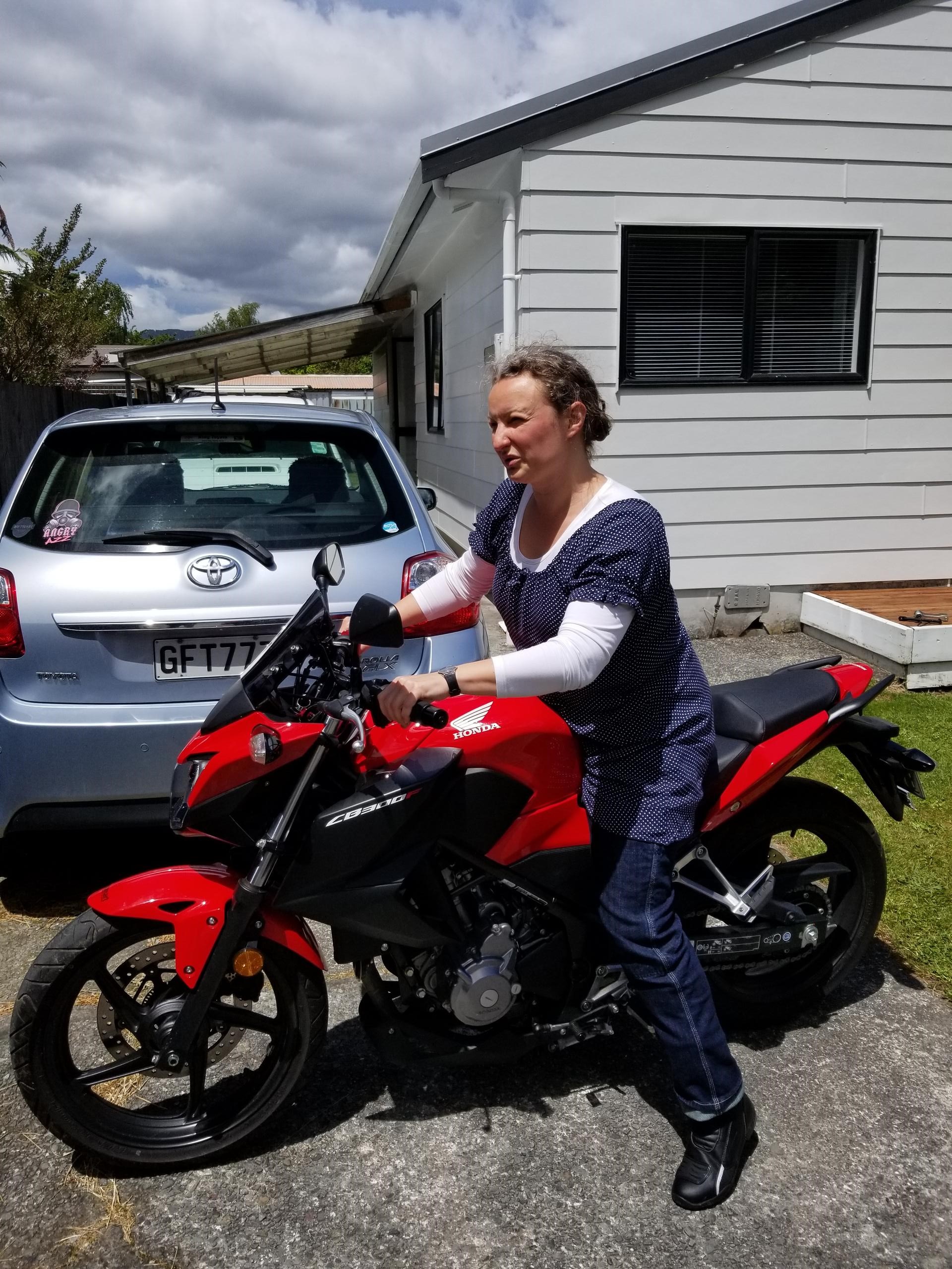 Anne-Claire Küng auf ihrem Motorrad in Wellington. 
