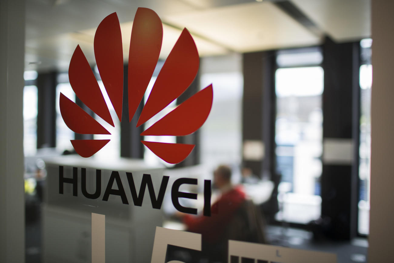 Logo de Huawei en la puerta de una oficina