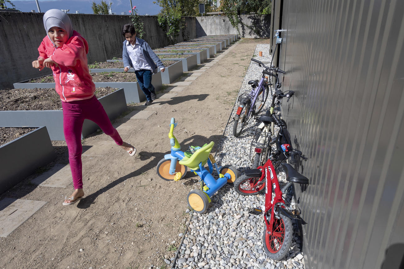 أبناء لاجئين يلعبون بدراجات هوائية