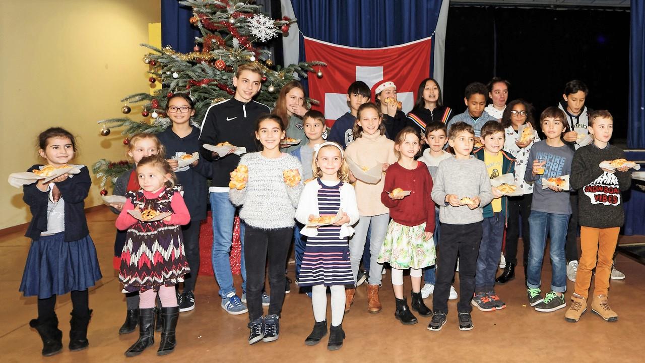 Un groupe d enfants avec des gateaux de Noël dans les mains