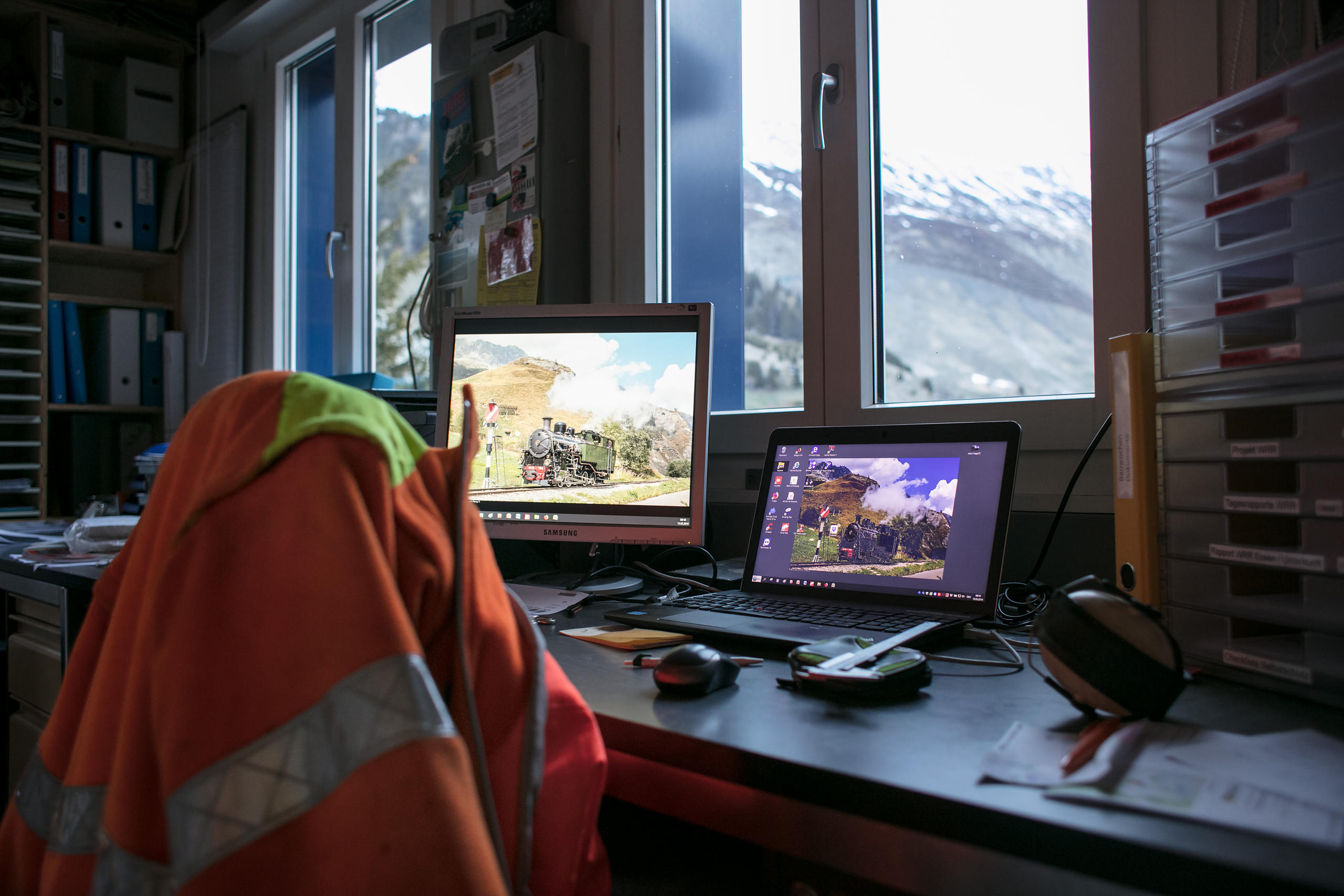 Un bureau avec des ordinateurs