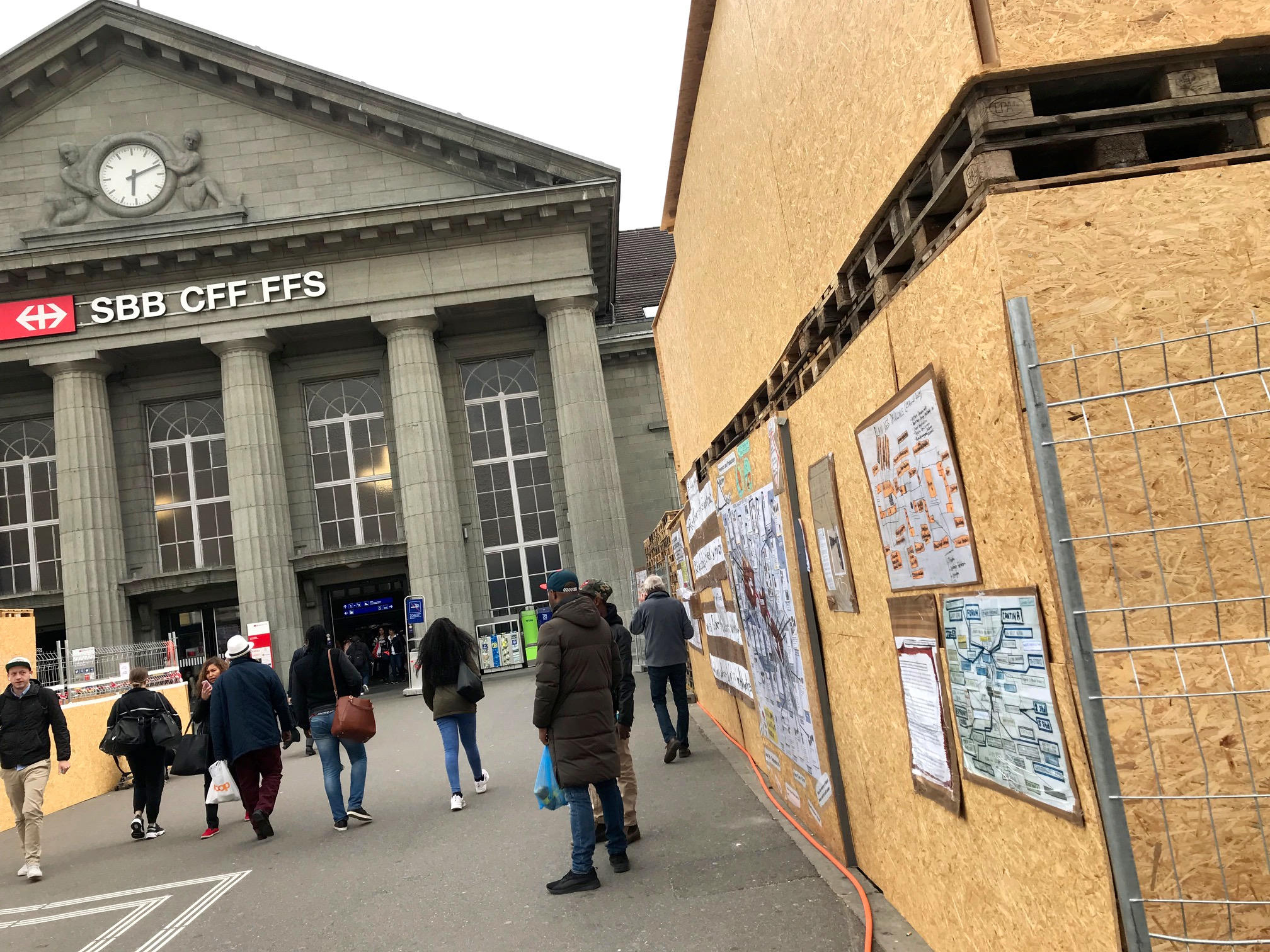 Palettenstapel vor dem Bahnhof Biel, Passanten