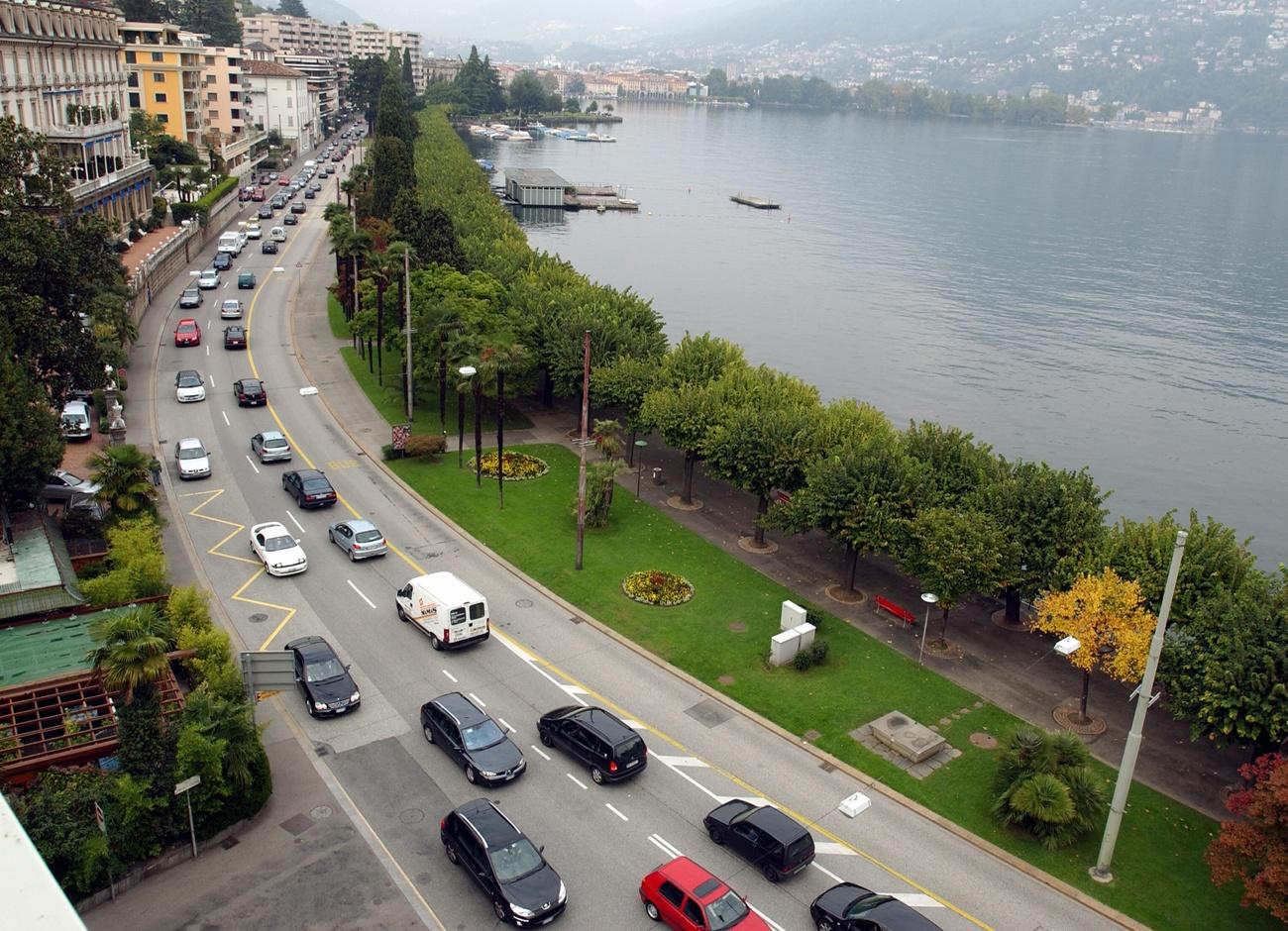 Code sul lungo lago di Lugano