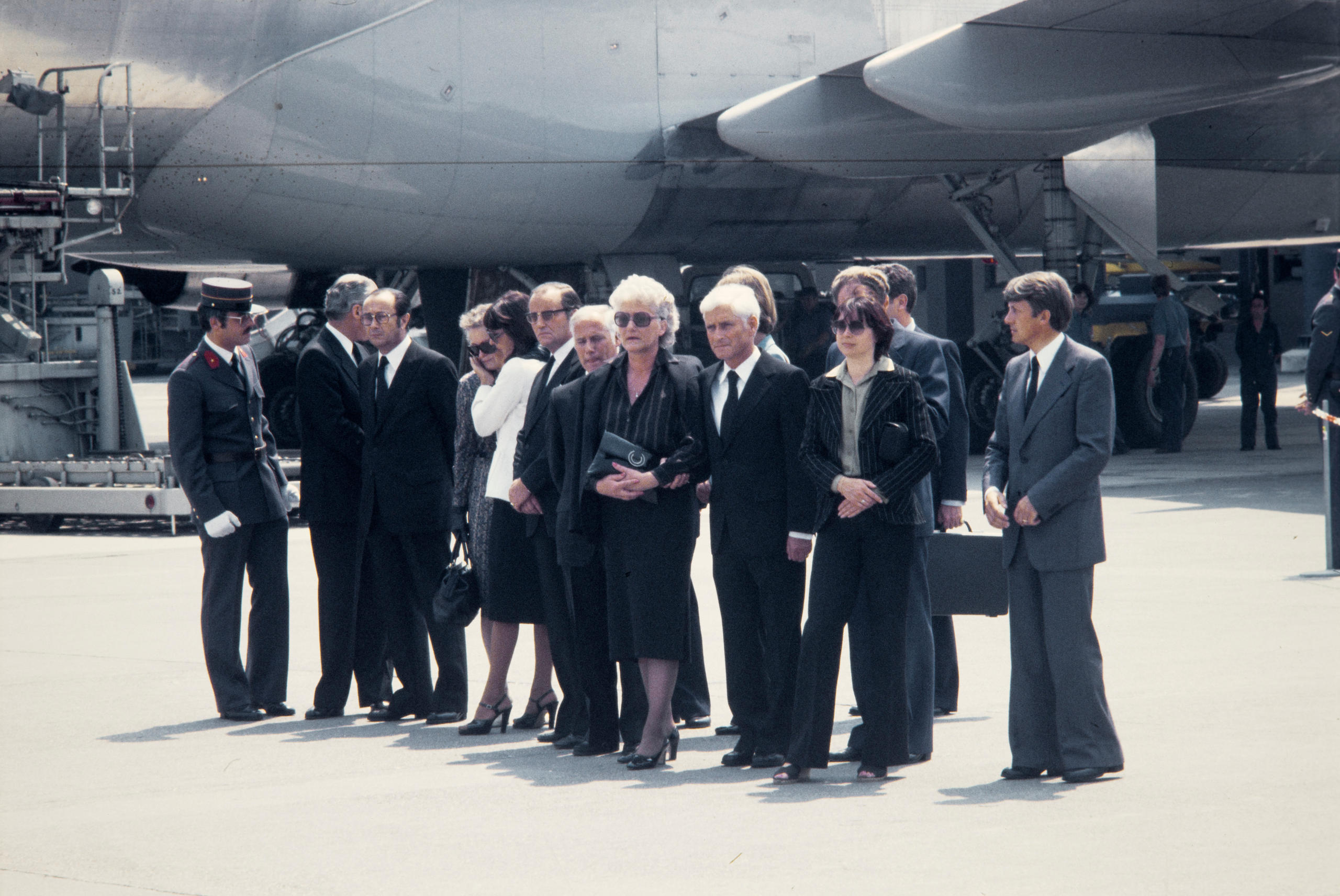 Grupo de personas en un hangar