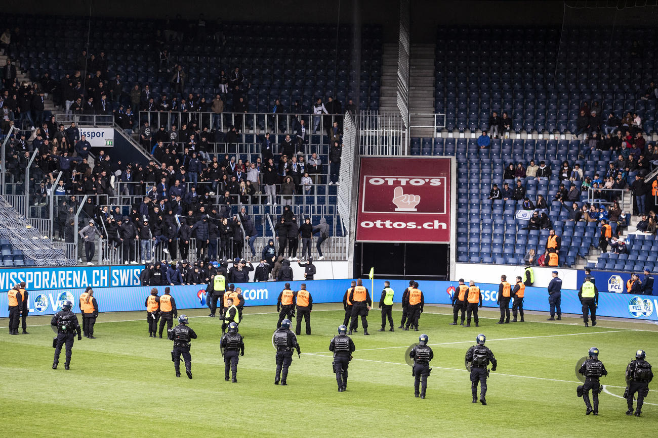 Police in stadium after Grasshopper fans threaten to storm pitch