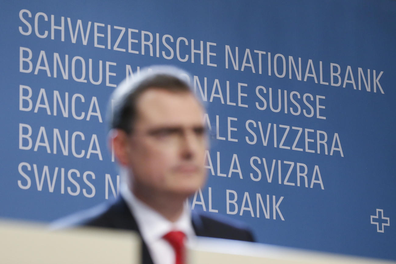 homme devant les mots banque nationale suisse