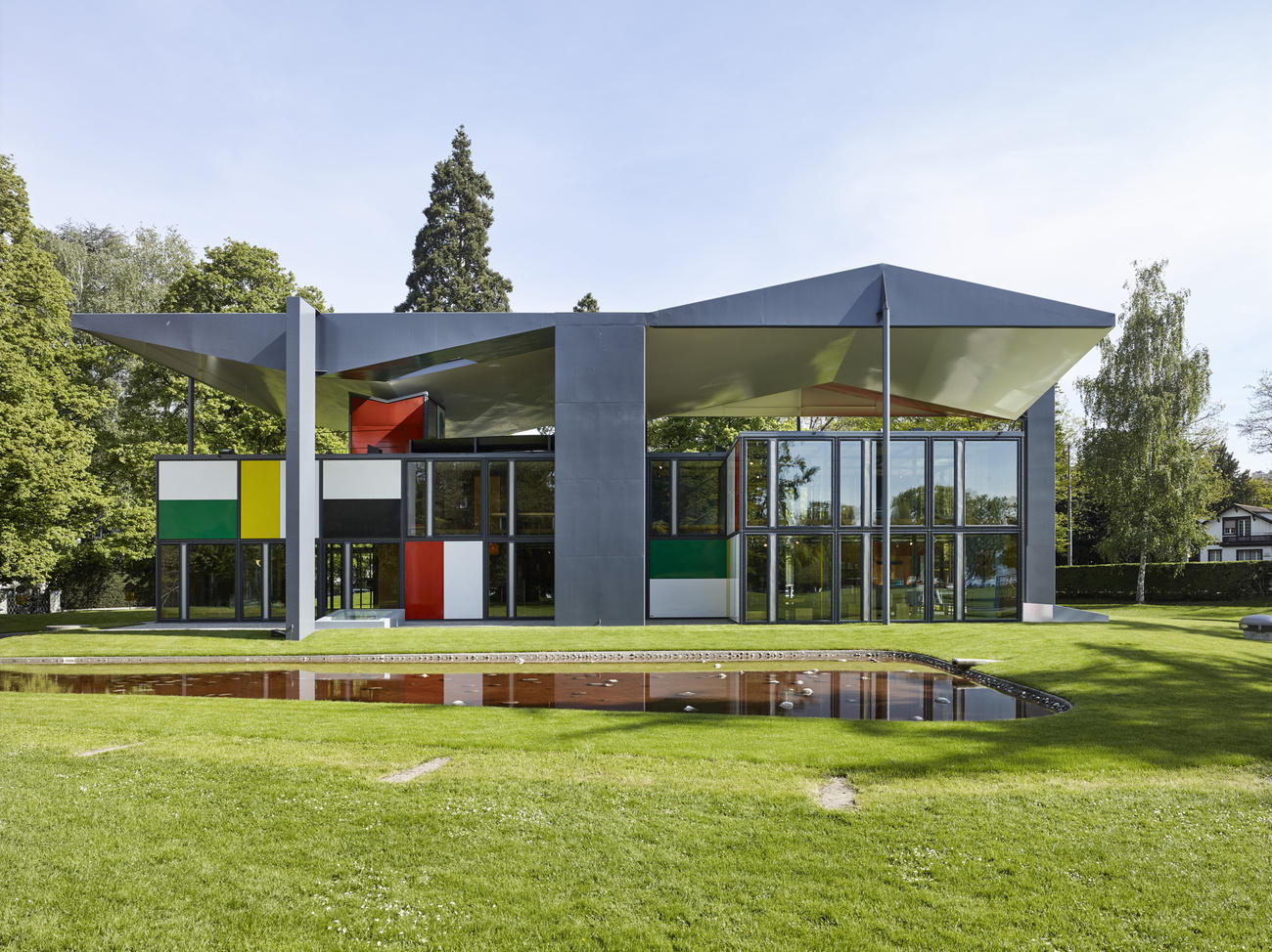 Il Pavillon di Le Corbusier colto in una giornata splendida