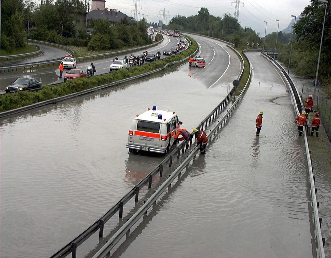 1999年5月22日，东部城镇迈恩费尔德(Maienfeld)附近的洪水导致N13高速公路的部分车道被迫关闭。