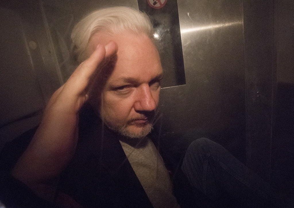 Assange saluta