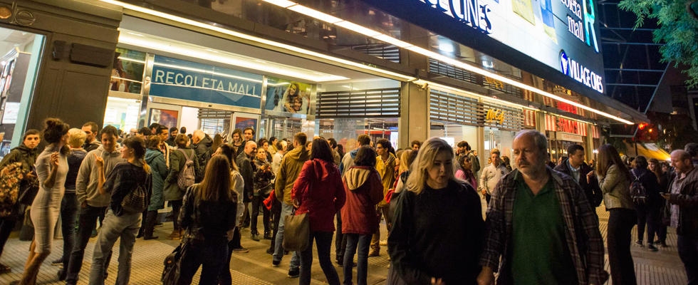 Grupo de personas a la salida de un centro comercial en Buenos Aires