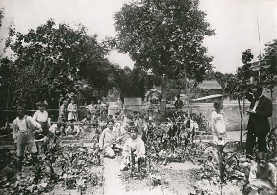 Escuela Suiza de Barcelona con alumnos en 1920