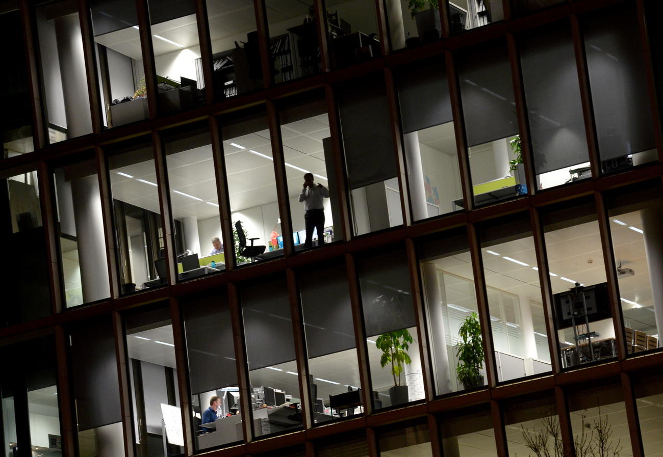 Edificio de oficinas por la noche