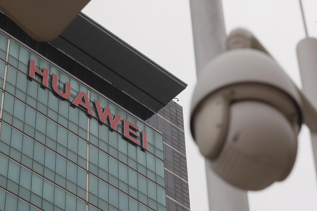 edificio con il logo huawei
