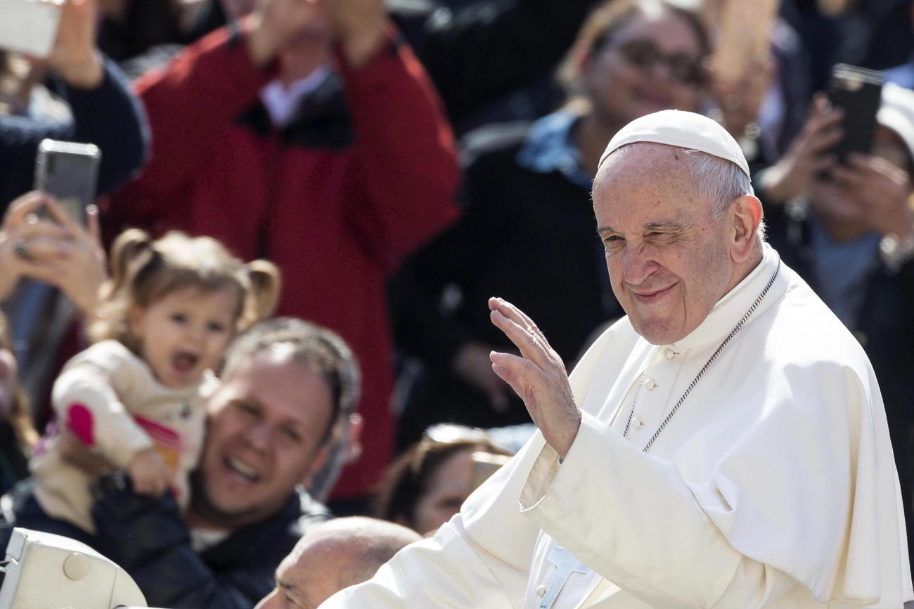 Papa Francesco saluta passando in mezzo alla folla in Piazza san Pietro