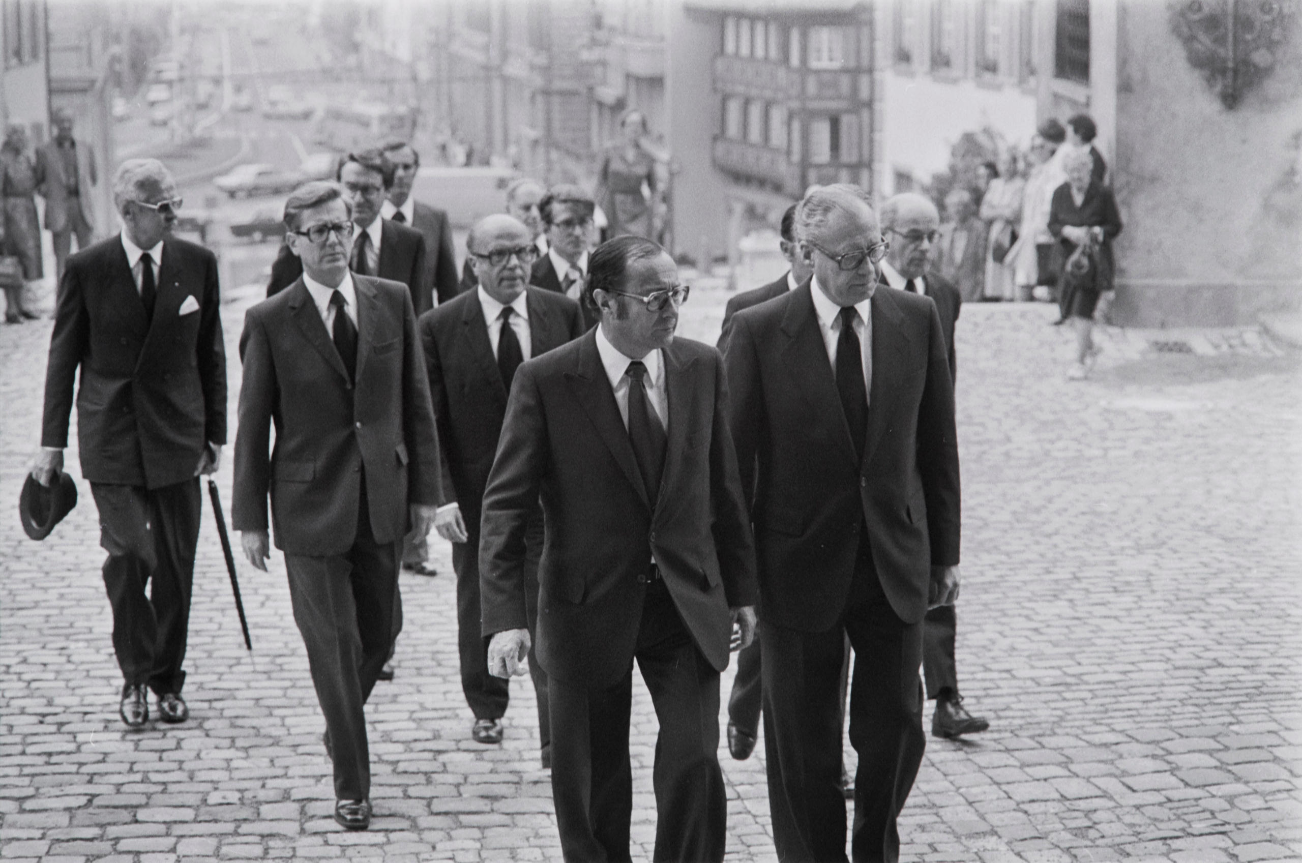 Un grupo de hombres caminando