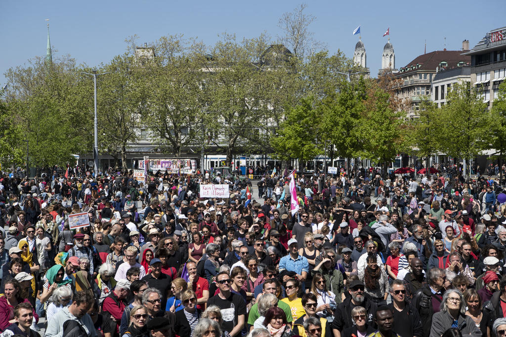 تجمع لمئات الأشخاص في ساحة عامة
