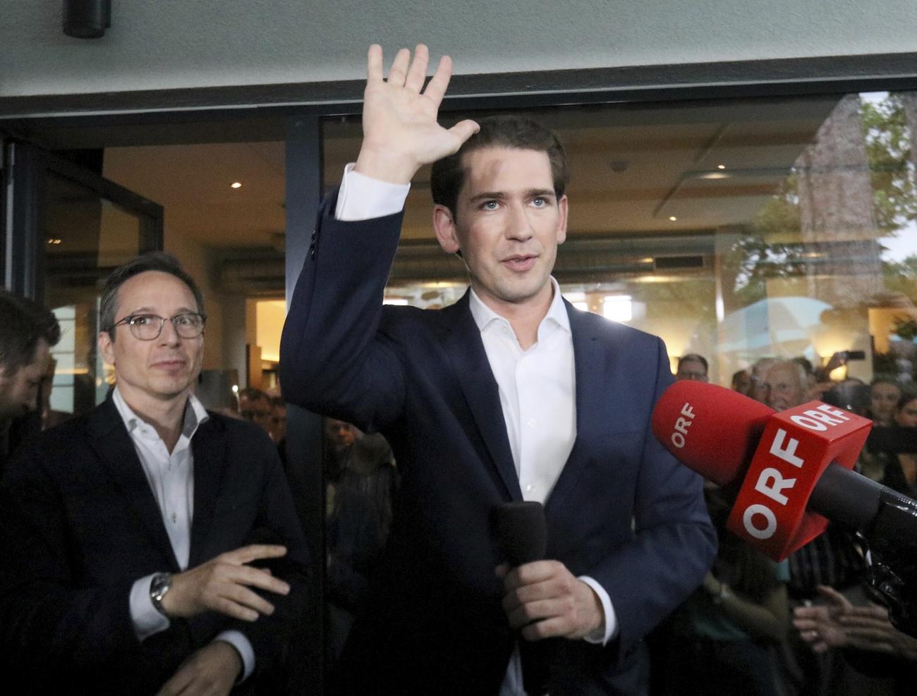 Sebastian Kurz winkt seinen Parteifreunden zu.