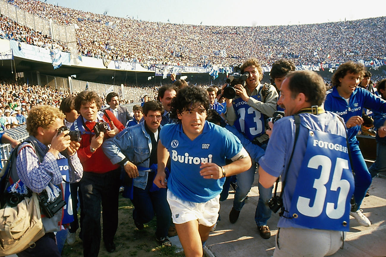 Maradona ai tempi d oro entra con la maglia del Napoli al San Paolo